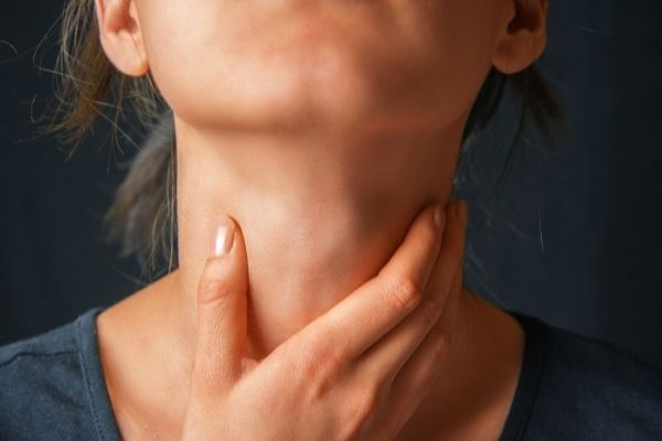 Axit dạ dày trào ngược gây kích ứng và tổn thương lớp niêm mạc thực quản khiến người bệnh cảm thấy vướng họng